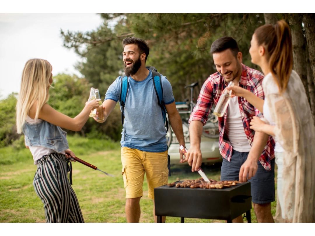 ゴールデンウィークのBBQを楽しむ大人たちの様子