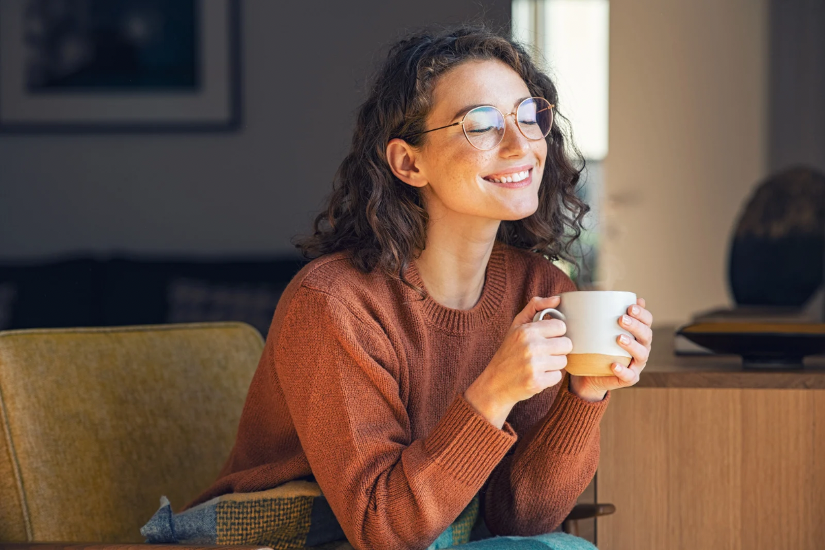 白湯を飲む女性のイメージ